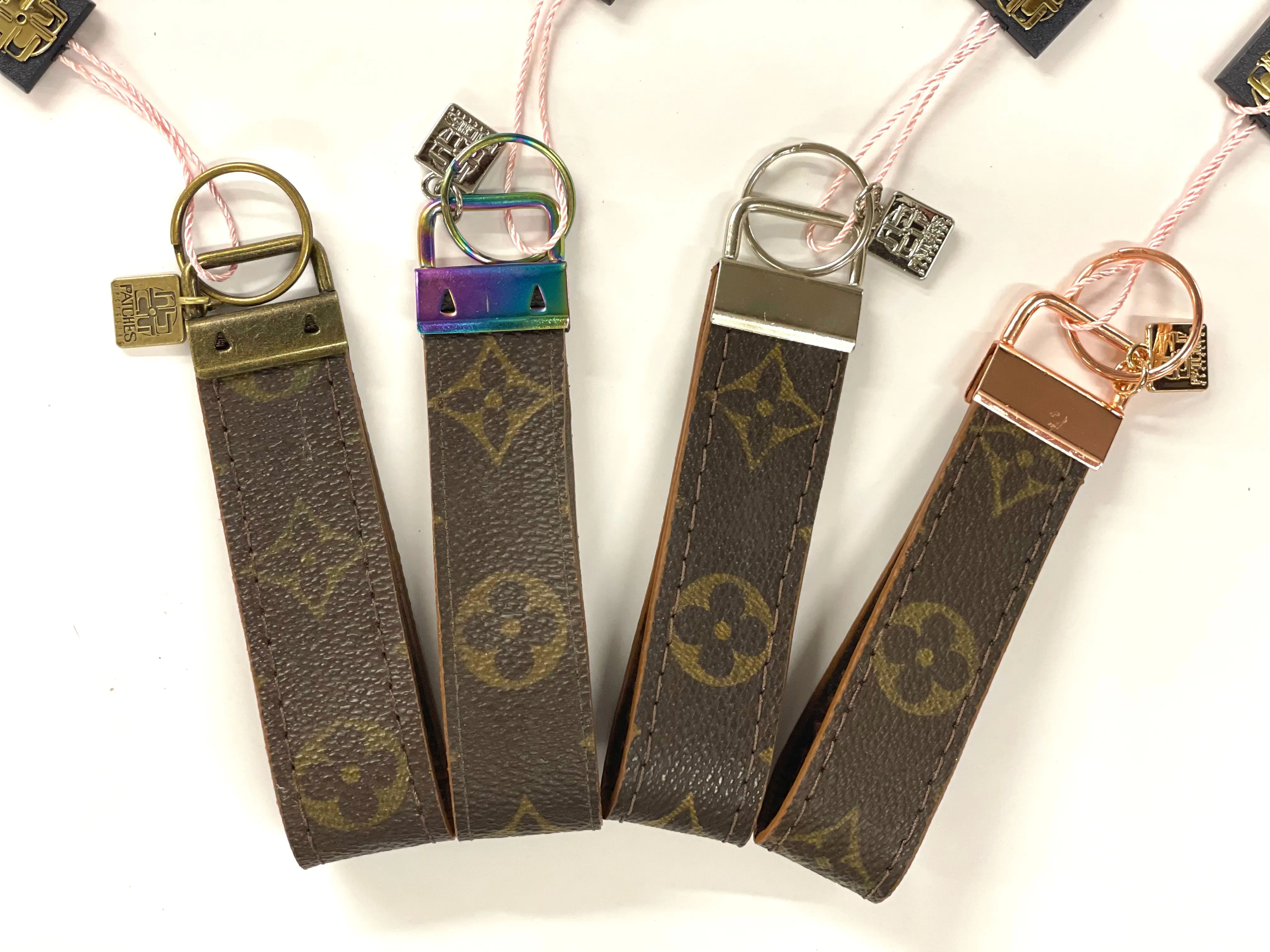 Thick Keyfob flourish (yellow gold)